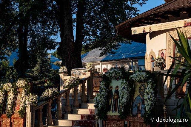 Racla cu moaștele Sfintelor Cuvioase Nazaria, Olimpiada și Elisabeta (Safta) Brâncoveanu de la Văratec