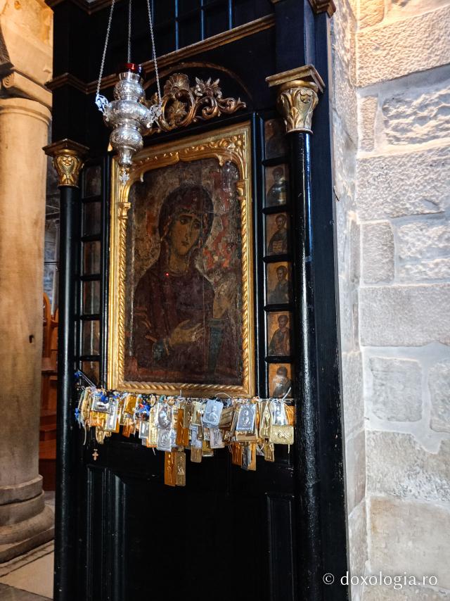 Maica Domnului - Pași de pelerin la Mănăstirea „Panaghia Ekatontapiliani” din Paros