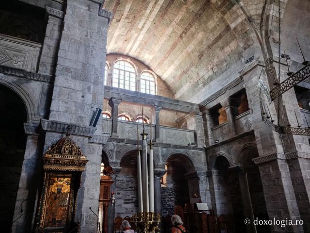 Pași de pelerin la Mănăstirea „Panaghia Ekatontapiliani” din Paros