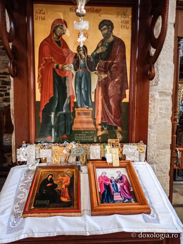 Pași de pelerin la Mănăstirea „Panaghia Ekatontapiliani” din Paros