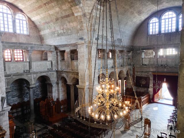 Pași de pelerin la Mănăstirea „Panaghia Ekatontapiliani” din Paros