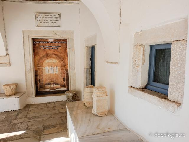 Pași de pelerin la Mănăstirea „Panaghia Ekatontapiliani” din Paros