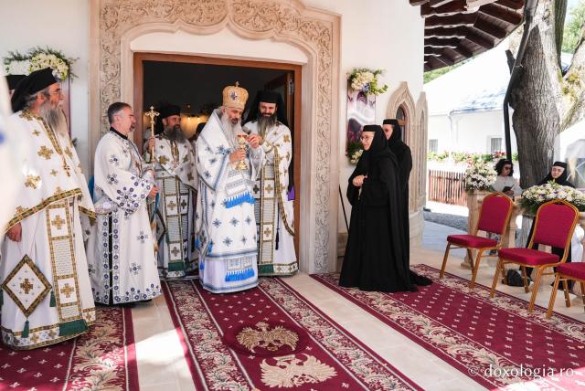 „Mutatu-te-ai la Viață” – praznicul Adormirii Maicii Domnului la Mănăstirea Văratec