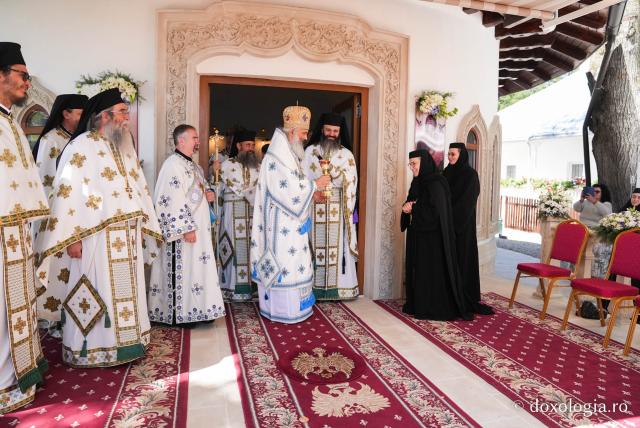 „Mutatu-te-ai la Viață” – praznicul Adormirii Maicii Domnului la Mănăstirea Văratec