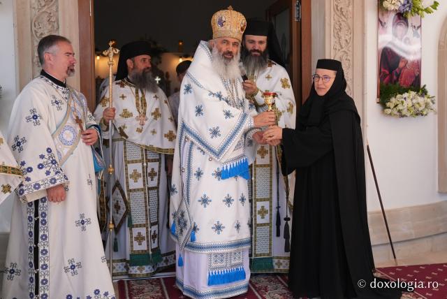 „Mutatu-te-ai la Viață” – praznicul Adormirii Maicii Domnului la Mănăstirea Văratec