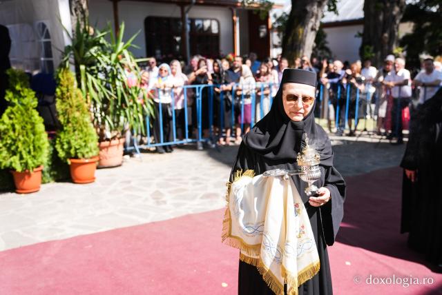 „Mutatu-te-ai la Viață” – praznicul Adormirii Maicii Domnului la Mănăstirea Văratec