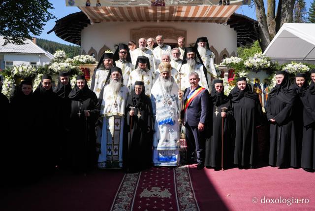 „Mutatu-te-ai la Viață” – praznicul Adormirii Maicii Domnului la Mănăstirea Văratec