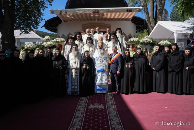 „Mutatu-te-ai la Viață” – praznicul Adormirii Maicii Domnului la Mănăstirea Văratec