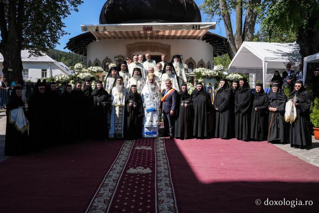 „Mutatu-te-ai la Viață” – praznicul Adormirii Maicii Domnului la Mănăstirea Văratec