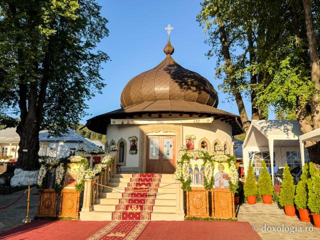 „Mutatu-te-ai la Viață” – praznicul Adormirii Maicii Domnului la Mănăstirea Văratec