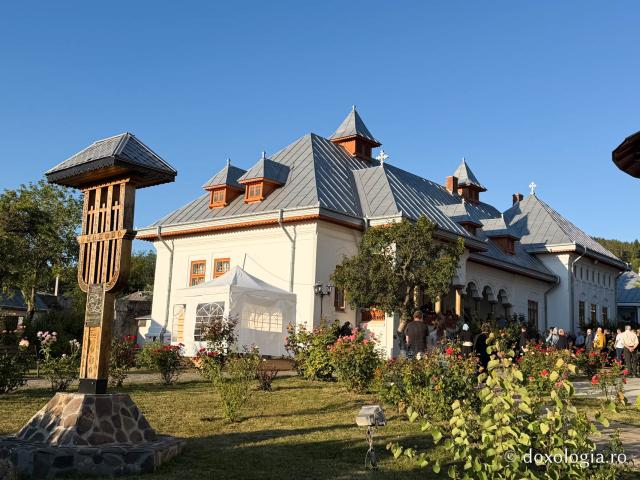 „Mutatu-te-ai la Viață” – praznicul Adormirii Maicii Domnului la Mănăstirea Văratec