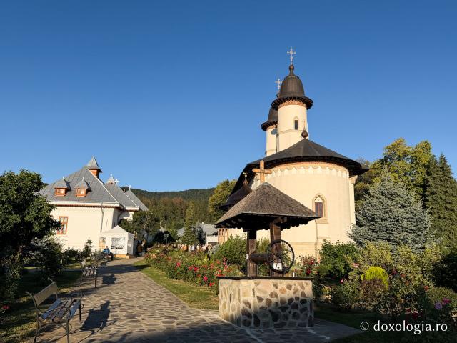 „Mutatu-te-ai la Viață” – praznicul Adormirii Maicii Domnului la Mănăstirea Văratec