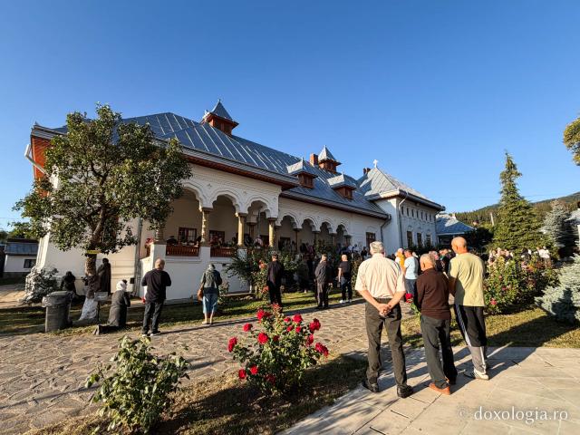 „Mutatu-te-ai la Viață” – praznicul Adormirii Maicii Domnului la Mănăstirea Văratec