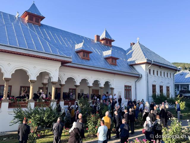 „Mutatu-te-ai la Viață” – praznicul Adormirii Maicii Domnului la Mănăstirea Văratec