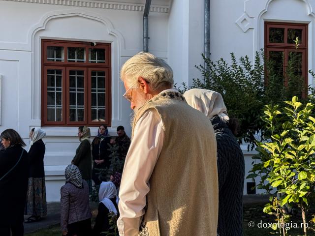 „Mutatu-te-ai la Viață” – praznicul Adormirii Maicii Domnului la Mănăstirea Văratec