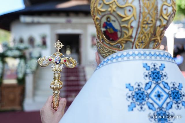 „Mutatu-te-ai la Viață” – praznicul Adormirii Maicii Domnului la Mănăstirea Văratec