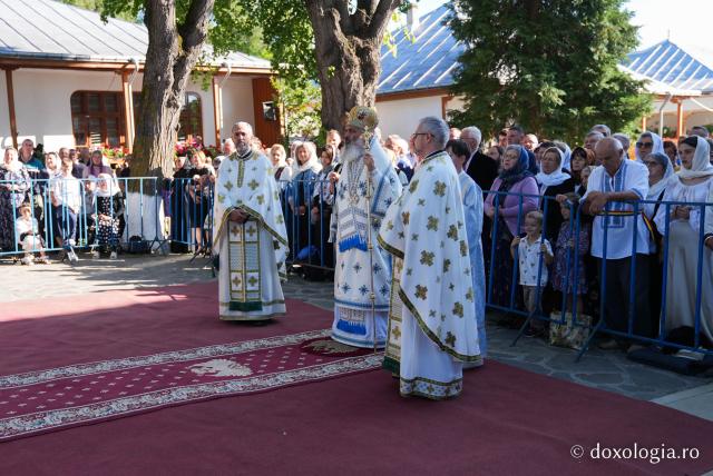 „Mutatu-te-ai la Viață” – praznicul Adormirii Maicii Domnului la Mănăstirea Văratec