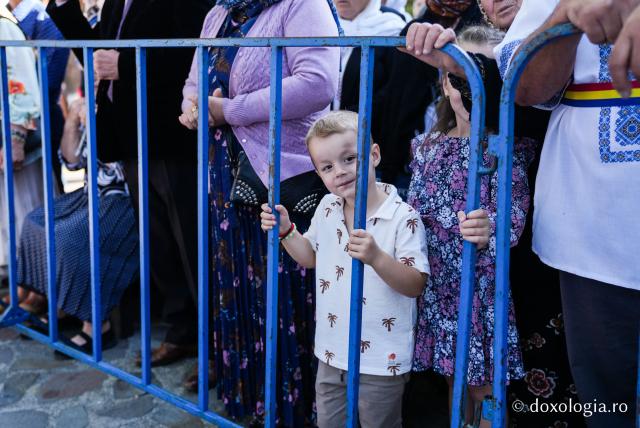 „Mutatu-te-ai la Viață” – praznicul Adormirii Maicii Domnului la Mănăstirea Văratec