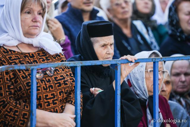 „Mutatu-te-ai la Viață” – praznicul Adormirii Maicii Domnului la Mănăstirea Văratec