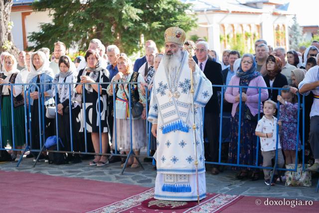 „Mutatu-te-ai la Viață” – praznicul Adormirii Maicii Domnului la Mănăstirea Văratec