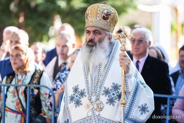 „Mutatu-te-ai la Viață” – praznicul Adormirii Maicii Domnului la Mănăstirea Văratec