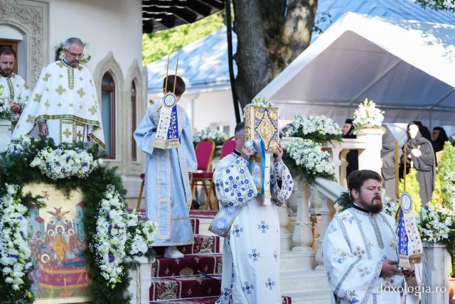„Mutatu-te-ai la Viață” – praznicul Adormirii Maicii Domnului la Mănăstirea Văratec