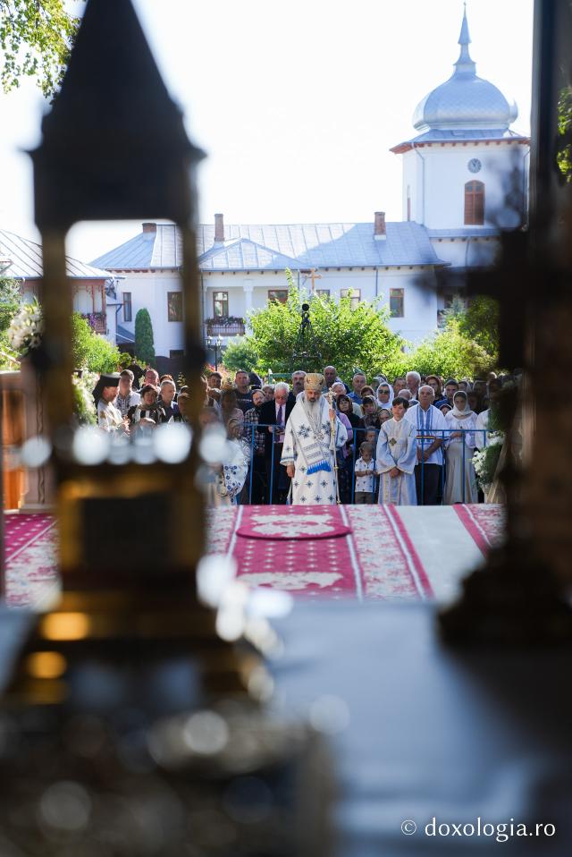 „Mutatu-te-ai la Viață” – praznicul Adormirii Maicii Domnului la Mănăstirea Văratec