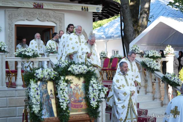 „Mutatu-te-ai la Viață” – praznicul Adormirii Maicii Domnului la Mănăstirea Văratec