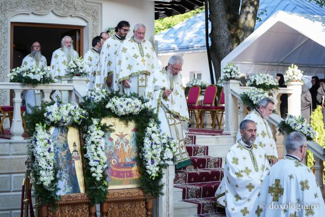 „Mutatu-te-ai la Viață” – praznicul Adormirii Maicii Domnului la Mănăstirea Văratec