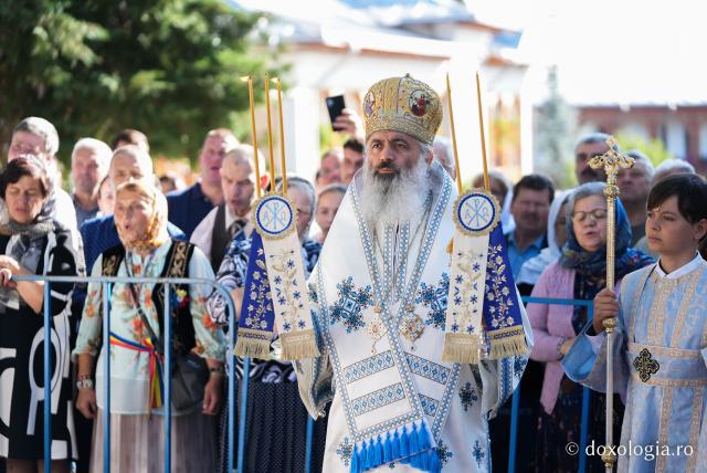 „Mutatu-te-ai la Viață” – praznicul Adormirii Maicii Domnului la Mănăstirea Văratec