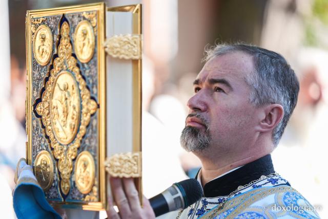 „Mutatu-te-ai la Viață” – praznicul Adormirii Maicii Domnului la Mănăstirea Văratec