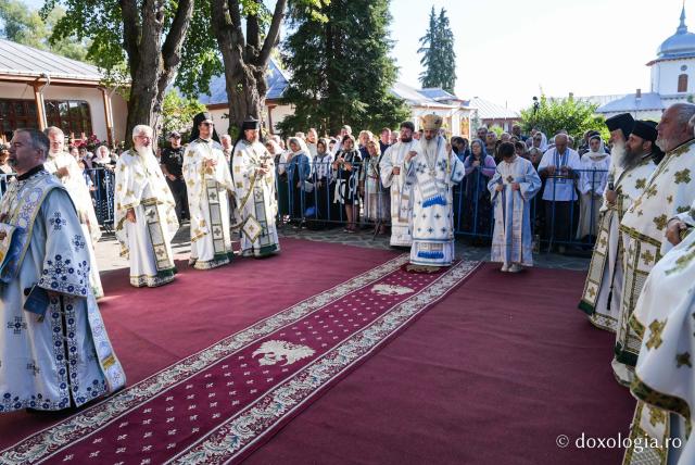 „Mutatu-te-ai la Viață” – praznicul Adormirii Maicii Domnului la Mănăstirea Văratec
