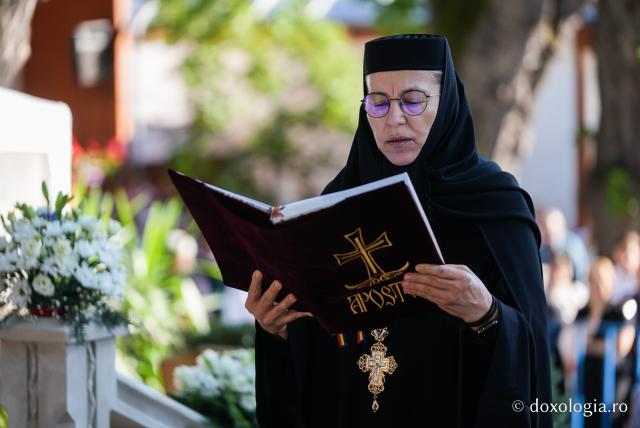 „Mutatu-te-ai la Viață” – praznicul Adormirii Maicii Domnului la Mănăstirea Văratec