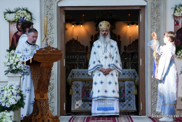 „Mutatu-te-ai la Viață” – praznicul Adormirii Maicii Domnului la Mănăstirea Văratec