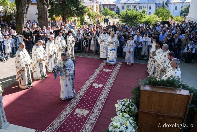 „Mutatu-te-ai la Viață” – praznicul Adormirii Maicii Domnului la Mănăstirea Văratec