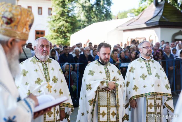 „Mutatu-te-ai la Viață” – praznicul Adormirii Maicii Domnului la Mănăstirea Văratec