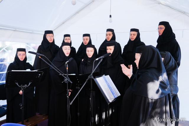 „Mutatu-te-ai la Viață” – praznicul Adormirii Maicii Domnului la Mănăstirea Văratec