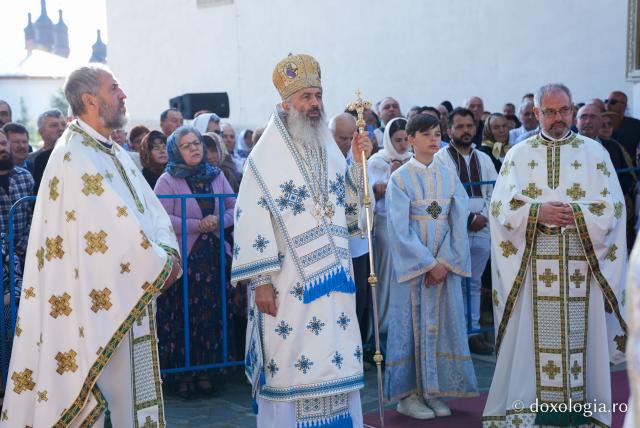 „Mutatu-te-ai la Viață” – praznicul Adormirii Maicii Domnului la Mănăstirea Văratec