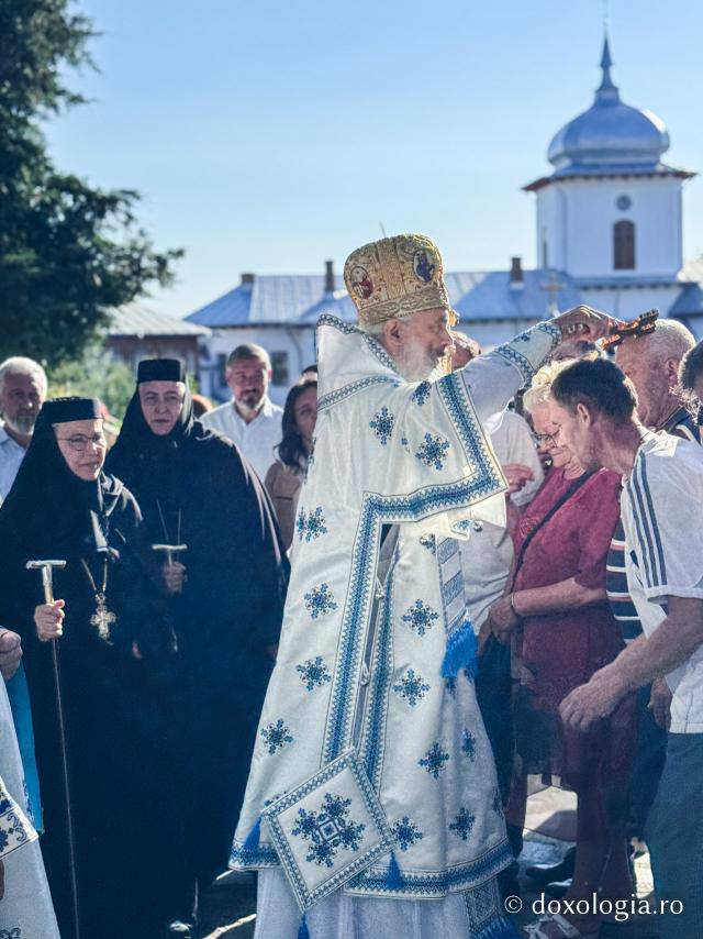 „Mutatu-te-ai la Viață” – praznicul Adormirii Maicii Domnului la Mănăstirea Văratec