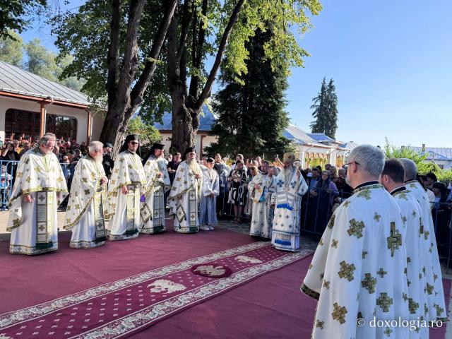 „Mutatu-te-ai la Viață” – praznicul Adormirii Maicii Domnului la Mănăstirea Văratec