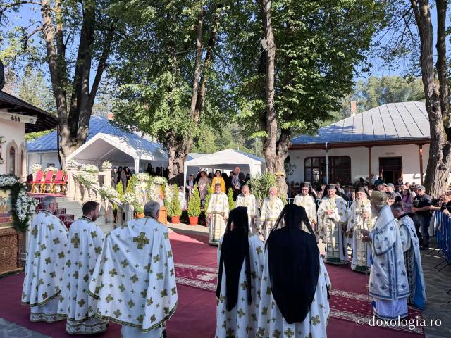 „Mutatu-te-ai la Viață” – praznicul Adormirii Maicii Domnului la Mănăstirea Văratec