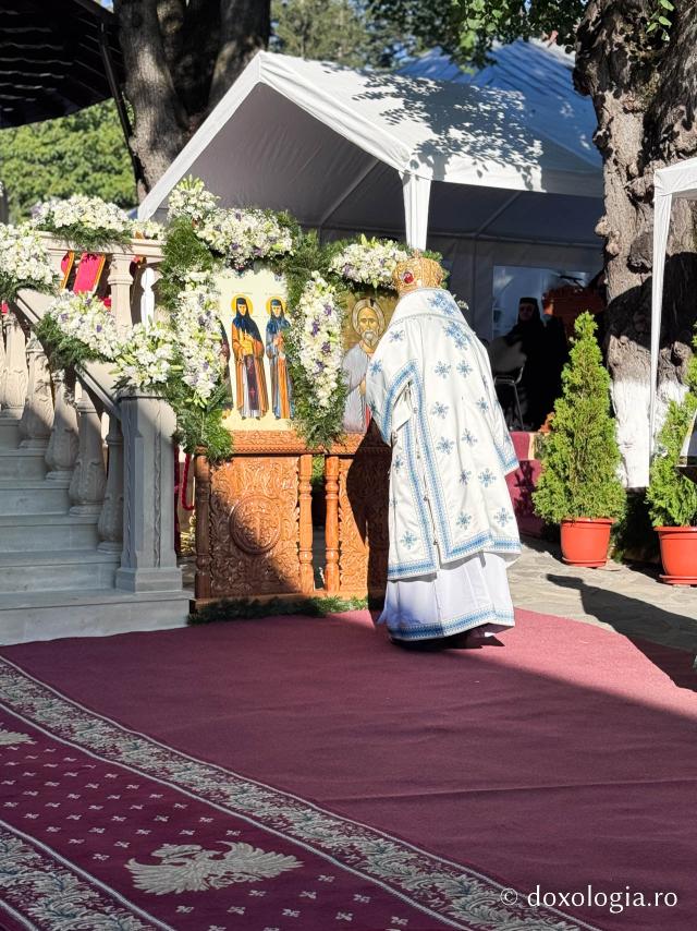 „Mutatu-te-ai la Viață” – praznicul Adormirii Maicii Domnului la Mănăstirea Văratec