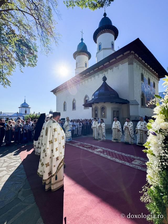 „Mutatu-te-ai la Viață” – praznicul Adormirii Maicii Domnului la Mănăstirea Văratec