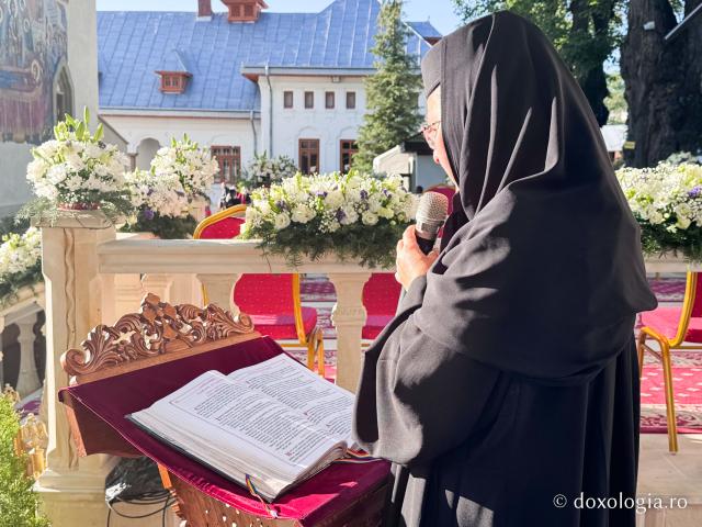 „Mutatu-te-ai la Viață” – praznicul Adormirii Maicii Domnului la Mănăstirea Văratec