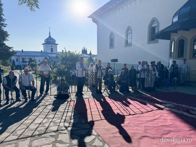 „Mutatu-te-ai la Viață” – praznicul Adormirii Maicii Domnului la Mănăstirea Văratec