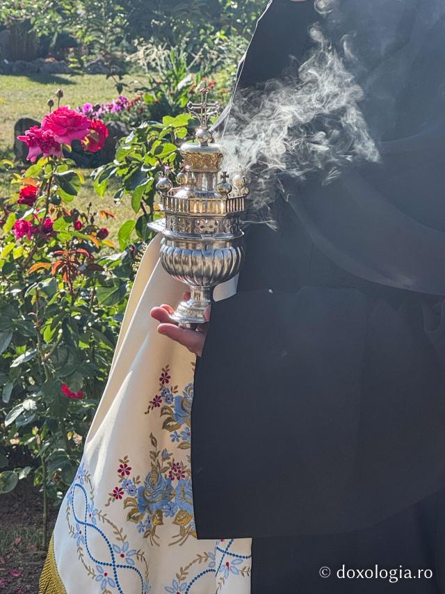 „Mutatu-te-ai la Viață” – praznicul Adormirii Maicii Domnului la Mănăstirea Văratec