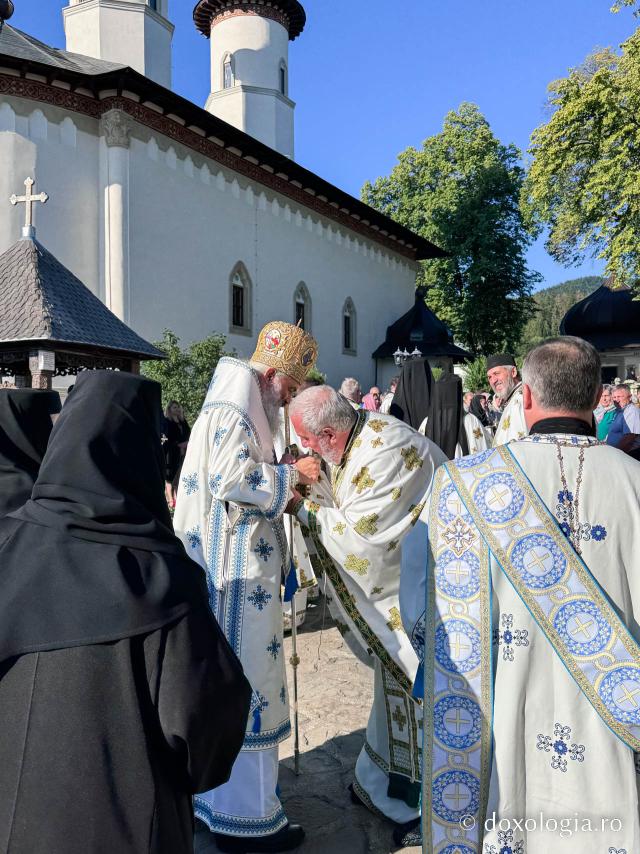 „Mutatu-te-ai la Viață” – praznicul Adormirii Maicii Domnului la Mănăstirea Văratec