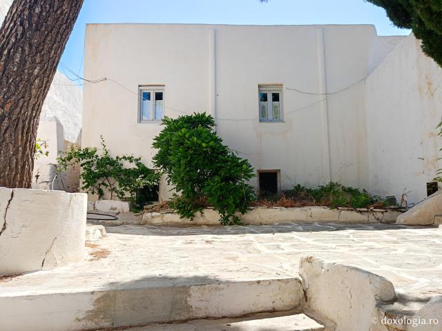 Închinare în Biserica „Sfântul Arsenie din Paros” – locul unde se află mormântului Cuviosului