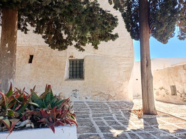 Închinare în Biserica „Sfântul Arsenie din Paros” – locul unde se află mormântului Cuviosului