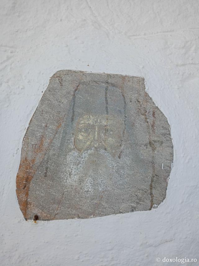 Închinare în Biserica „Sfântul Arsenie din Paros” – locul unde se află mormântului Cuviosului
